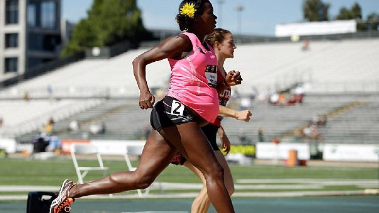O sportiva din SUA a alergat la proba de 800 de metri cu o sarcina in luna a opta Imagine