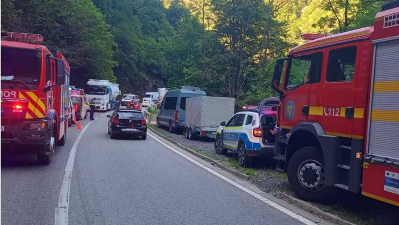 O stanca s-a desprins de pe versant, in Defileul Jiului, si a cazut pe sosea, lovind o masina Imagine