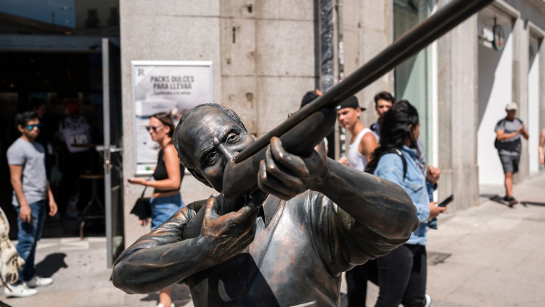 O statuie ironica cu fostul rege Juan Carlos care impusca simbolul Madridului a fost montata in capitala spaniola Imagine