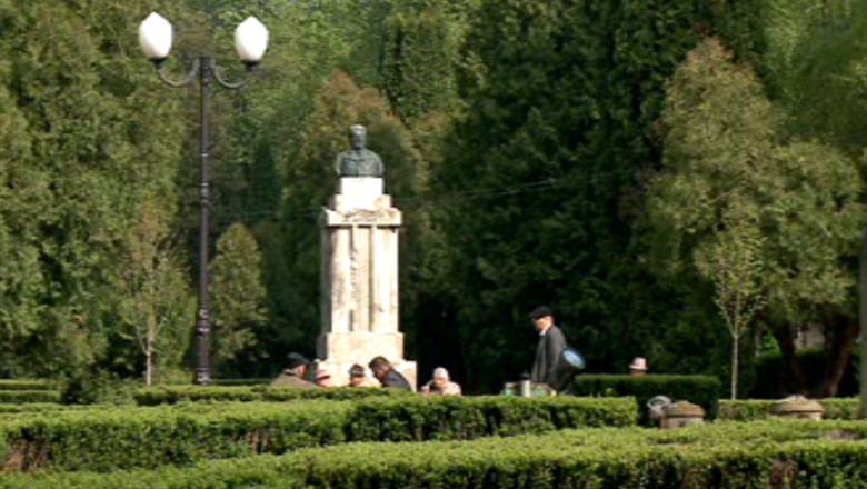 O statuie, motiv de contre politice. Liberalii nu sunt de acord ca Adrian Paunescu sa aiba un bust la Iasi Imagine