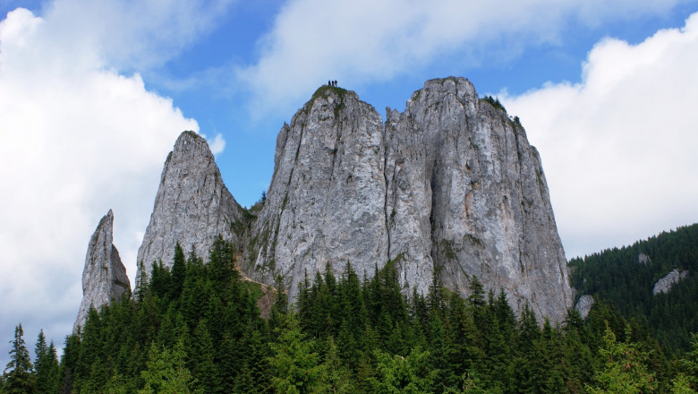 O tanara a ajuns la spital dupa ce o bucata de stanca din Cheile Bicazului a cazut peste masina in care se afla Imagine