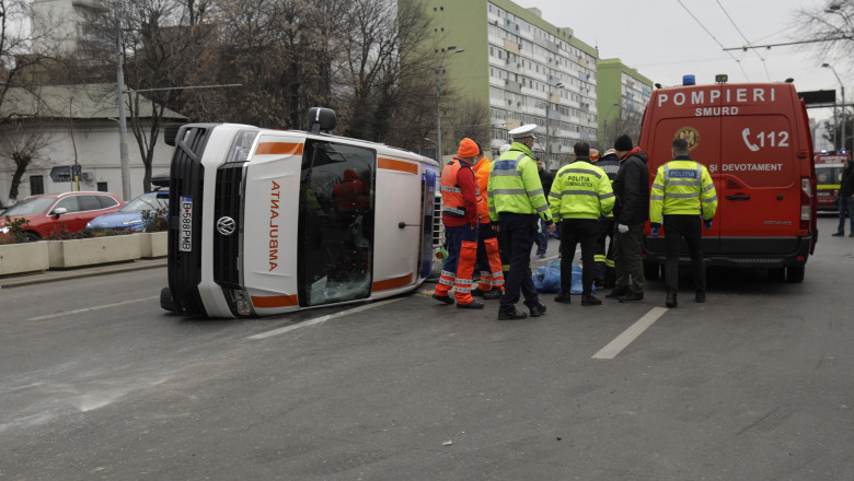 O tanara de 17 ani din Bucuresti a fost implicata in 2 accidente in 2 zile. Era in ambulanta care s-a rasturnat Imagine