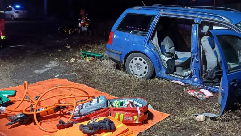 O tanara de 19 ani a murit, dupa ce masina in care se afla a derapat si s-a izbit de un copac Imagine