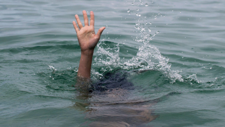 O tanara din Craiova a fost salvata de la inec, in Creta, de un politist din Sebes aflat in concediu Imagine