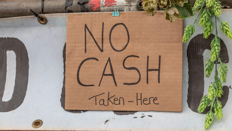 O tara unde „banii cash fac legea” si cei mai multi oameni nu au cont bancar ar putea fi primul stat din lume care interzice bancnotele Imagine