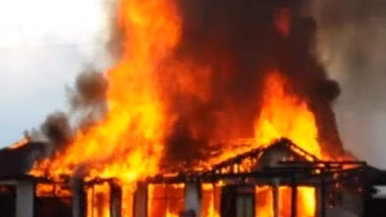 O terasa din Eforie Nord a luat foc de la un scurtcircuit. Pagubele se ridica la 10.000 de euro Imagine