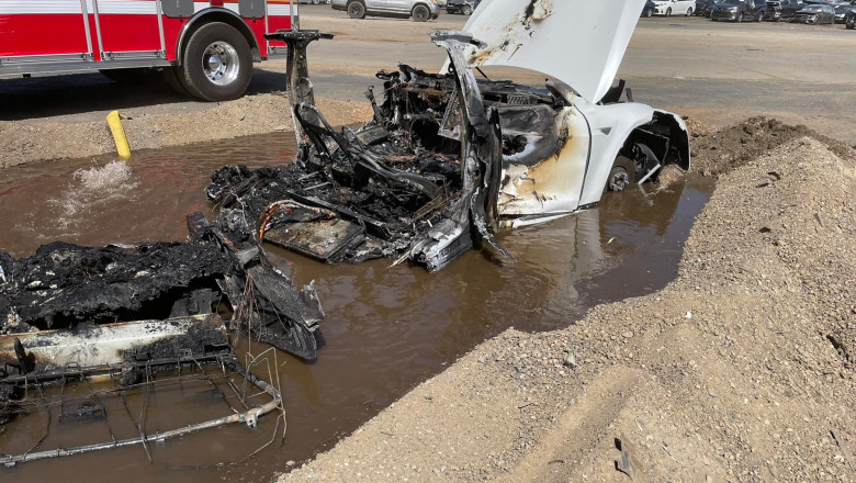 O Tesla a luat foc intr-un cimitir de masini. Trucul folosit de pompieri pentru a stinge incendiul Imagine