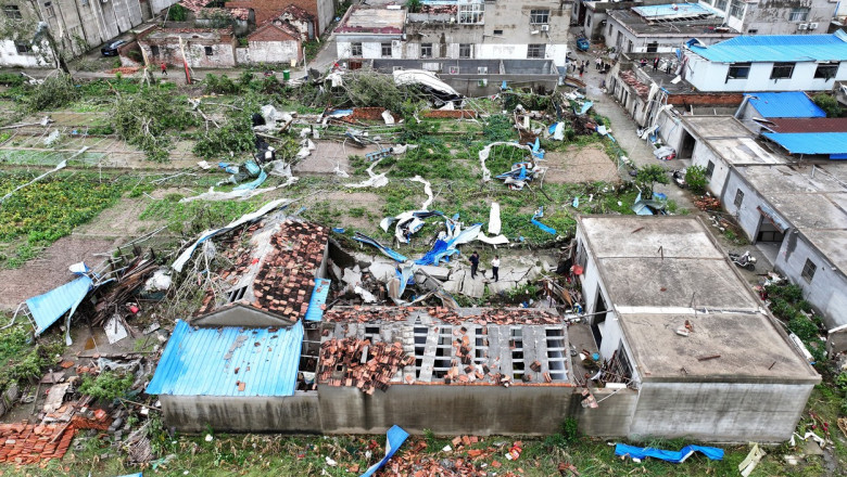 O tornada puternica a facut prapad in estul Chinei. Zece oameni au murit si peste 100 de case au fost distruse Imagine