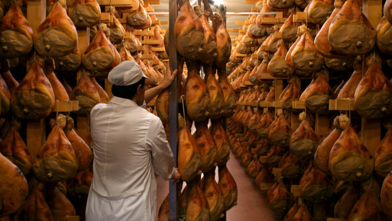 O traditie de sute de ani si un produs gastronomic simbol al Italiei, lovite de pesta porcina. Riscul de a ramane fara sunca de Parma Imagine