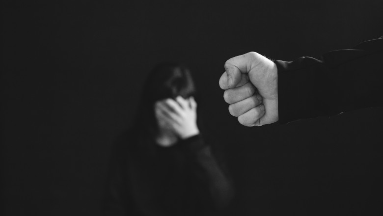 O treime dintre tinerii din Germania cred ca violenta impotriva femeilor este „acceptabila”. Cum incearca UE sa combata acest fenomen Imagine