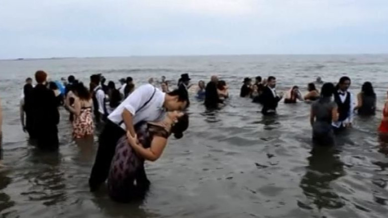 O zi petrecuta pe plaja, in haine de gala Imagine