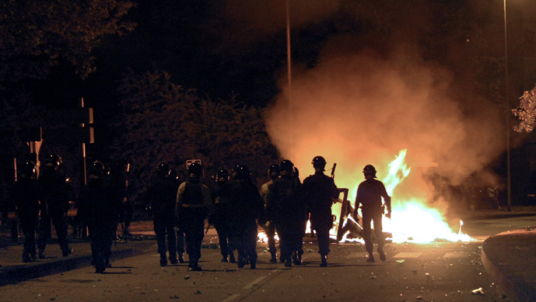 „O zona in afara legii”. Circa 100 de persoane au atacat cu mortiere masini in orasul francez Limoges, in ciocniri violente cu politia Imagine