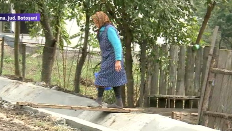 Oameni blocati in propriile curti din cauza santurilor fara podete Imagine