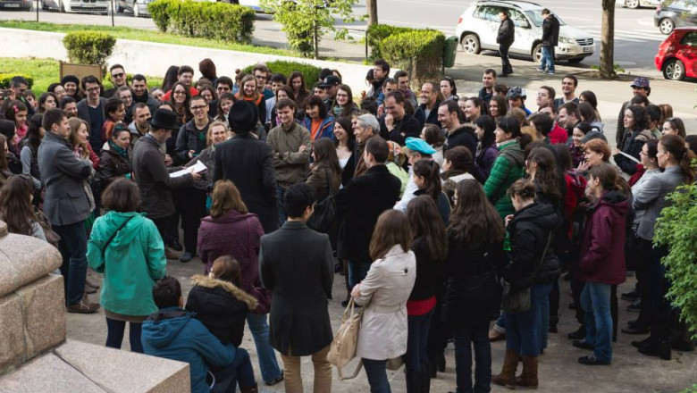 OAMENI. Cu bastonul prin Bucuresti - tinerii care spun gratuit povestile Capitalei Imagine