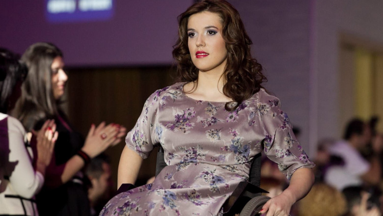 OAMENI. Magda Coman, fotomodel in scaun cu rotile Imagine