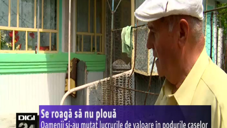 Oamenii din localitatile inundate se roaga sa nu ploua. Si-au mutat lucrurile de valoare in podurile caselor Imagine