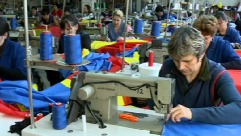 Oamenii din spatele steagurilor. Mii de drapele tricolore au fost cusute pentru sarbatoarea de azi Imagine