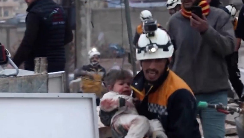 Oamenii sapa cu mainile goale sub daramaturi, salvatorii alearga cu copii raniti in brate. Imaginile disperarii din Turcia si Siria Imagine