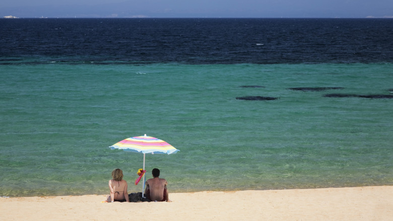 Oamenii se pot casatori complet dezbracati pe o plaja din Sardinia. Primarul a avut ideea si spune ca motivele sunt serioase Imagine