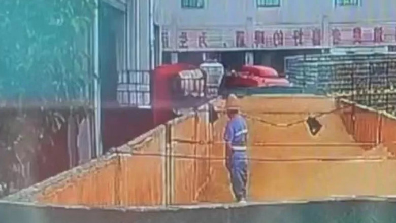 Oamenii si-au pierdut pofta pentru berea Tsingtao dupa ce au vazut filmarea cu muncitorul urinand intr-un container Imagine