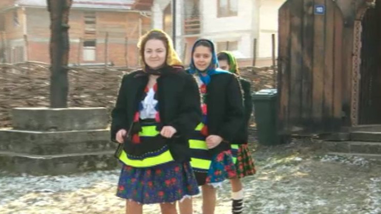 Obicei pentru fetele nemaritate. Tinerele din Maramures poarta linguri de lemn in sort pentru a afla daca se casatoresc Imagine