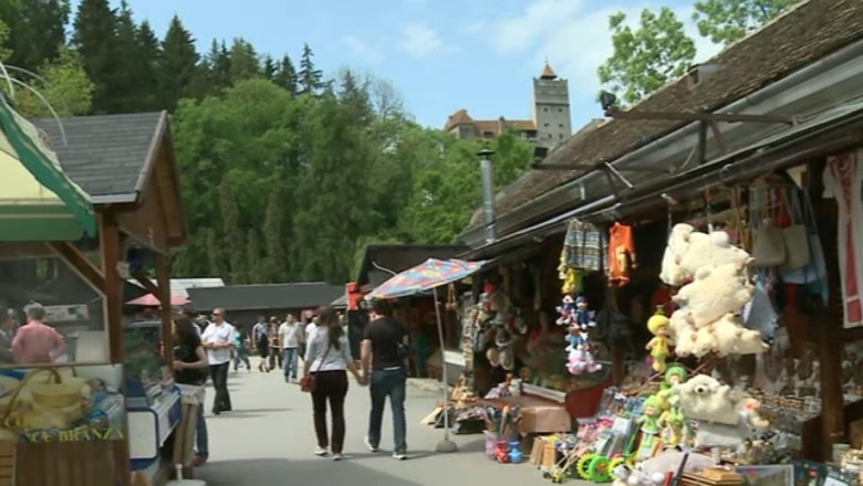 Obiectele traditionale vandute in piata de la castelul Bran sunt fabricate in China Imagine