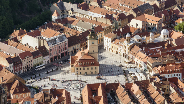 Obligati sa refaca fatadele cladirilor pe cheltuiala proprie. Ce risca mii de proprietari din Brasov, daca nu-si renoveaza locuintele Imagine