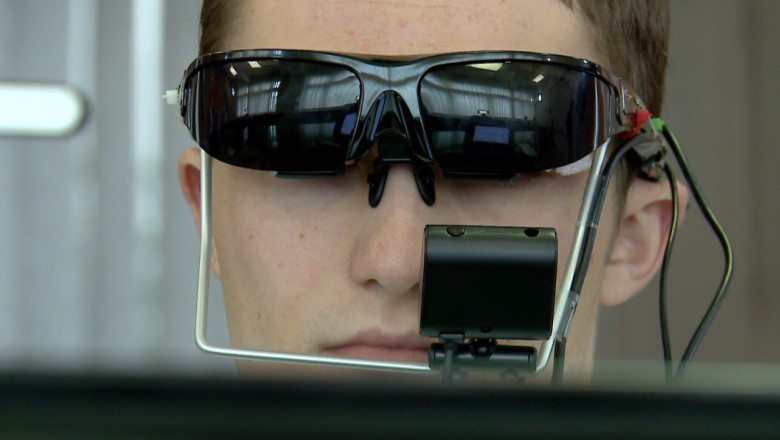Ochelarii care permit miscarea cursorului doar cu ajutorul privirii, inventati la Iasi Imagine