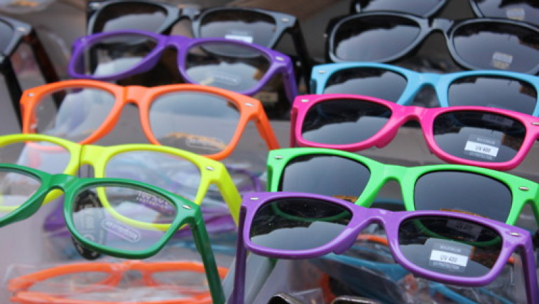 Ochelarii de soare cu lentile colorate pot fi periculosi pentru ochi Imagine