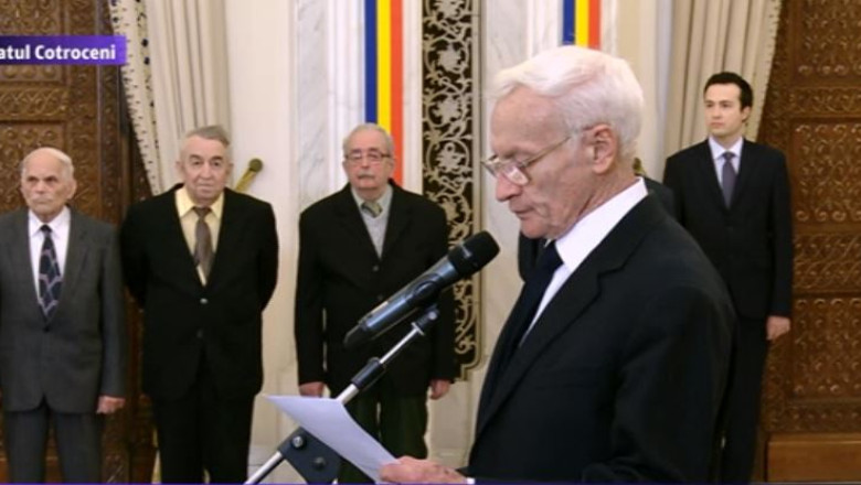 Octav Bjoza, decorat cu cea mai inalta distinctie a statului: „17 colegi de suferinta insumeaza 300 de ani de puscarie” Imagine