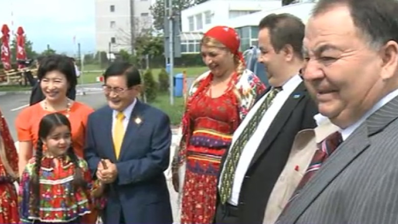 Oficial coreean, primit cu repetitie de romi. „Ambasadorul pacii” trebuia intampinat cu paine si sare la aeroport Imagine