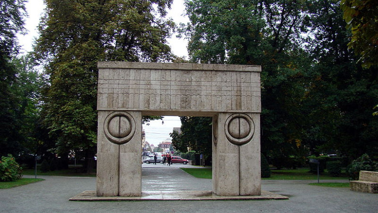 Oficial din Ministerul Culturii: Poarta Sarutului a fost spalata ca un covor Imagine