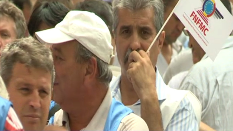Oficialii FMI, intampinati cu proteste. Angajatii de la caile ferate protesteaza fata de concedieri Imagine