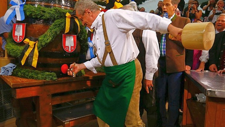 Oktoberfest, cel mai mare festival al berii din lume, oficial deschis la Muenchen. Primarul Christian Ude a dat cep primului butoi Imagine