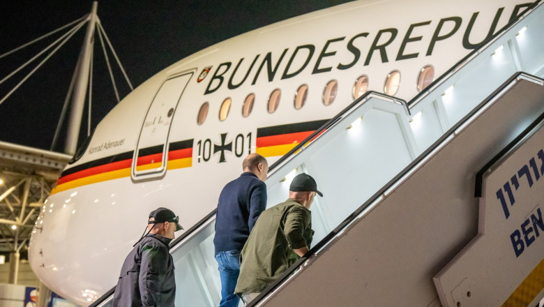 Olaf Scholz a fost scos de urgenta din avionul cu care trebuia sa plece din Israel spre Cairo din cauza unui atac cu rachete Imagine