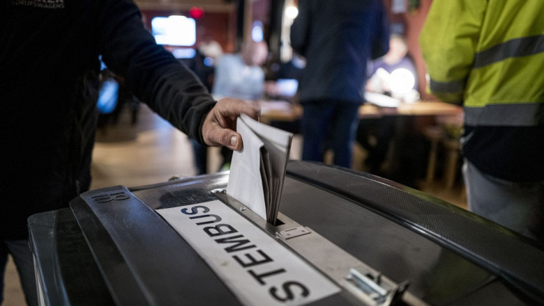 Olandezii voteaza un nou parlament. O femeie este in carti pentru functia de prim-ministru Imagine