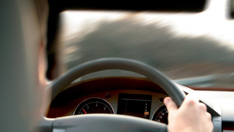 Olt: 7 soferi nevazatori au fost amendati de politie in trafic, in ultimul an. 78 de oameni cu handicap de vedere au permise valabile Imagine
