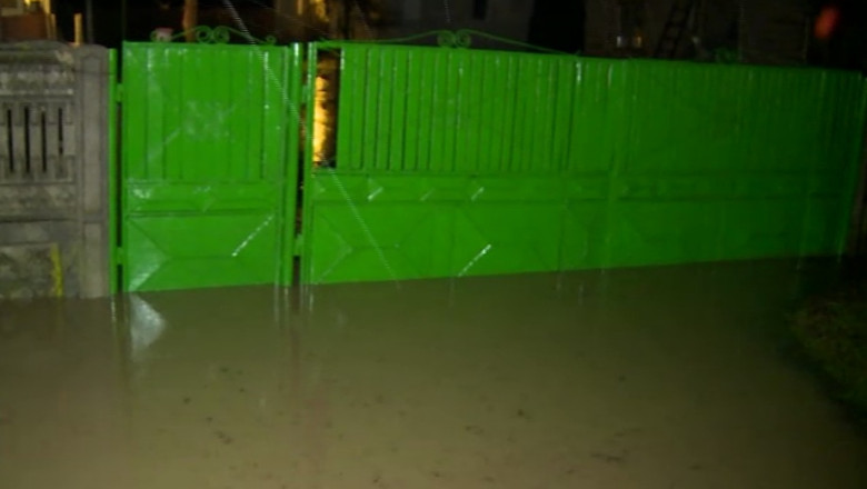 Olt. Sute de gospodarii inundate, zeci de oameni evacuati Imagine