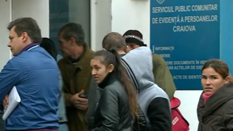 Oltenii nu vor sa rateze votul. Aproape 300 de oameni au venit sa isi schimbe cartile de identitate Imagine