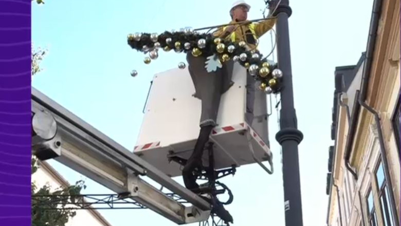 Oltenii se pregatesc pentru sarbatorile de iarna: In Craiova, se pun deja instalatii de iluminat si globulete pentru Targul de Craciun Imagine