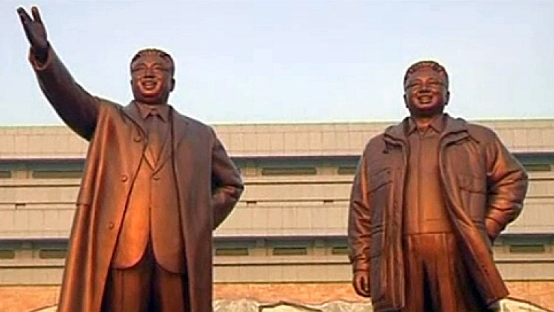 Omagiu pentru Kim Jong Il de ziua de nastere. Mii de oameni s-au recules in fata monumentului fostului lider suprem Imagine