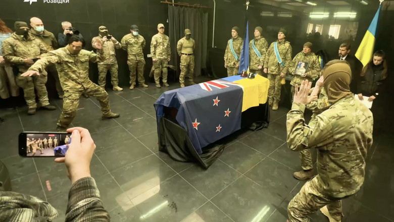 Omagiu pentru un neozeelandez ucis pe front: militarii ucraineni executa haka langa sicriul cu trupul returnat de rusi Imagine