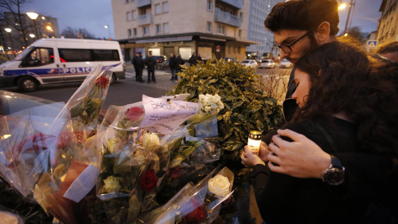 Omagiu pentru victimele de la Vincennes. Premierul Manuel Valls s-a alaturat sutelor de oameni Imagine