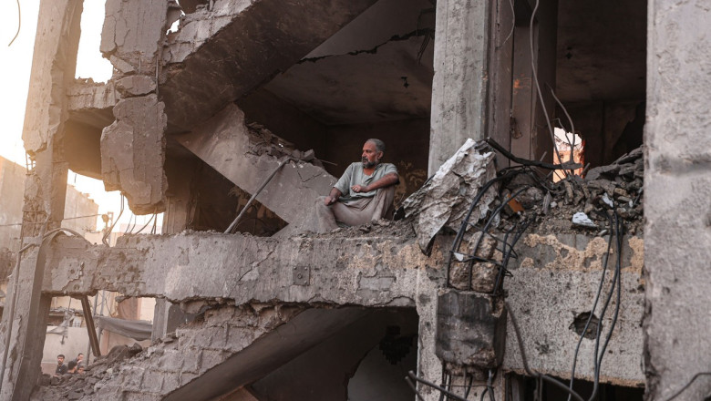 OMS: 2.800 de morti in Gaza si peste 11.000 de raniti in bombardamentele care au transformat cladirile in ruine Imagine