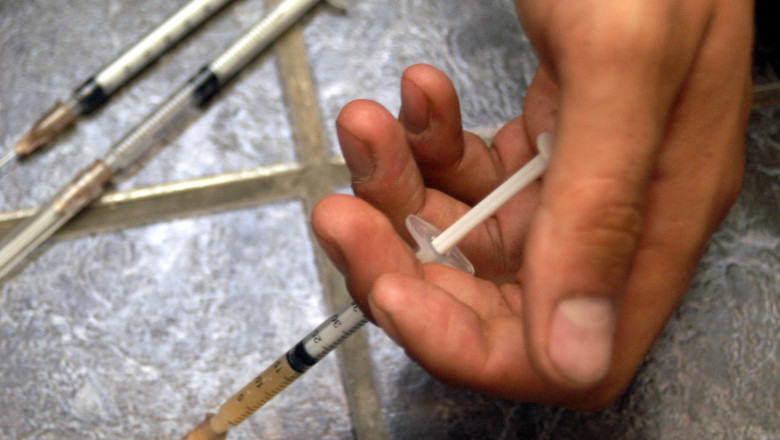 OMS: Sute de greci si-au injectat virusul HIV pentru a primi ajutorul de la stat Imagine