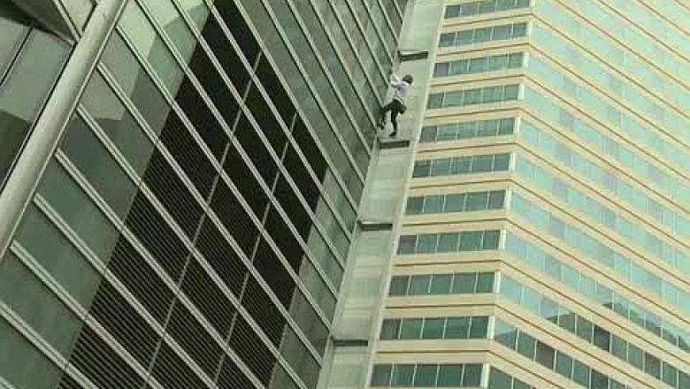 „Omul paianjen”, in escalada la Paris. Francezul Alain Robert a urcat pe fatada unei cladiri de 36 de etaje Imagine