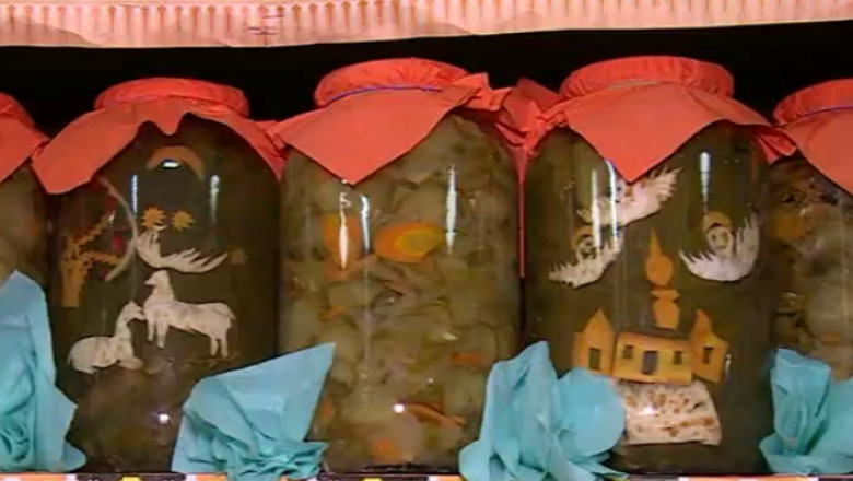 Opera de arta din borcan. Oamenii care fac 30 de tone de muraturi si au si timp sa le orneze Imagine