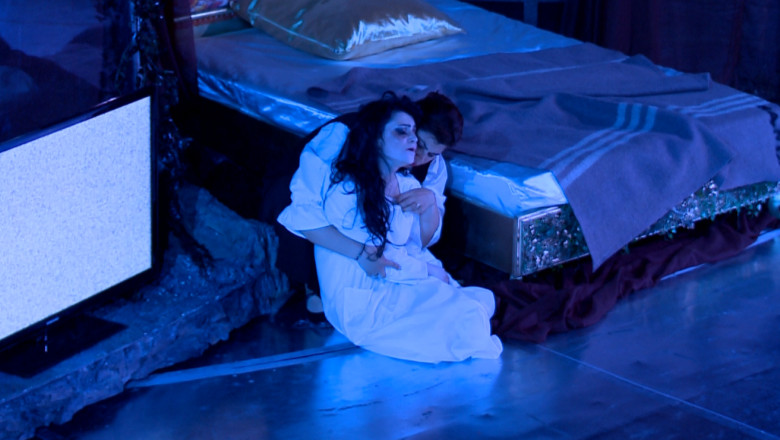 Opera verdiana La Traviata, o noua premiera. Interpretii vor purta sute de costume cusute si pictate manual Imagine