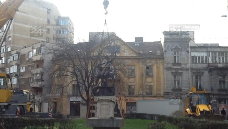 Operatiune cu greutate: statuia din Piata Sfantu Gheorghe din Timisoara, ridicata si mutata! Imagine