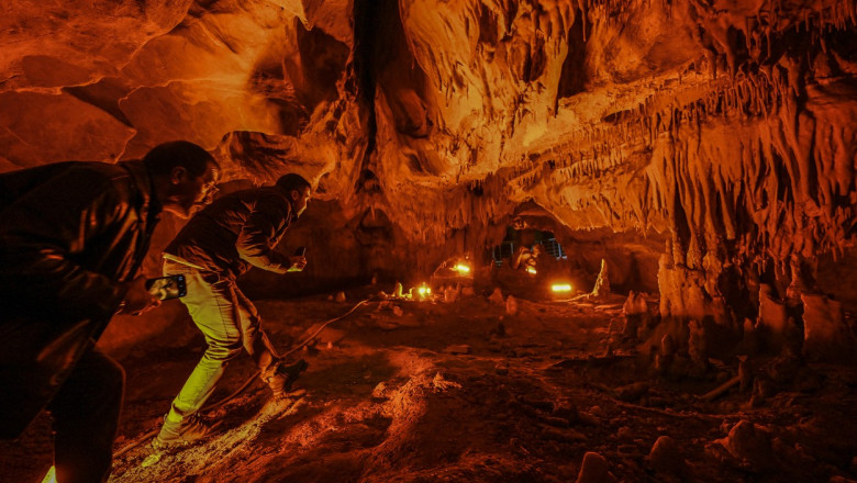 Operatiune de salvare dificila in Turcia: 150 de oameni lupta sa recupereze un speolog caruia i s-a facut rau intr-o pestera adanca Imagine